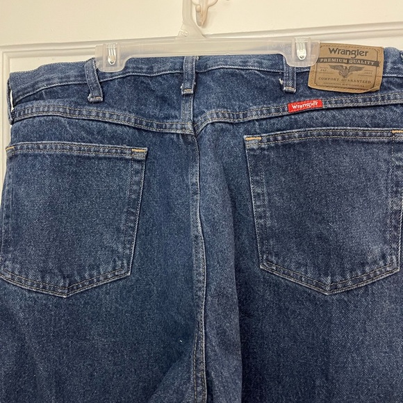 Wrangler Relaxed Fit Jeans - Picture 4 of 7